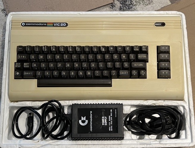 Commodore VIC-20 COMPUTER w/5 Games, Power Cable, Joysticks, POWERS ON untested