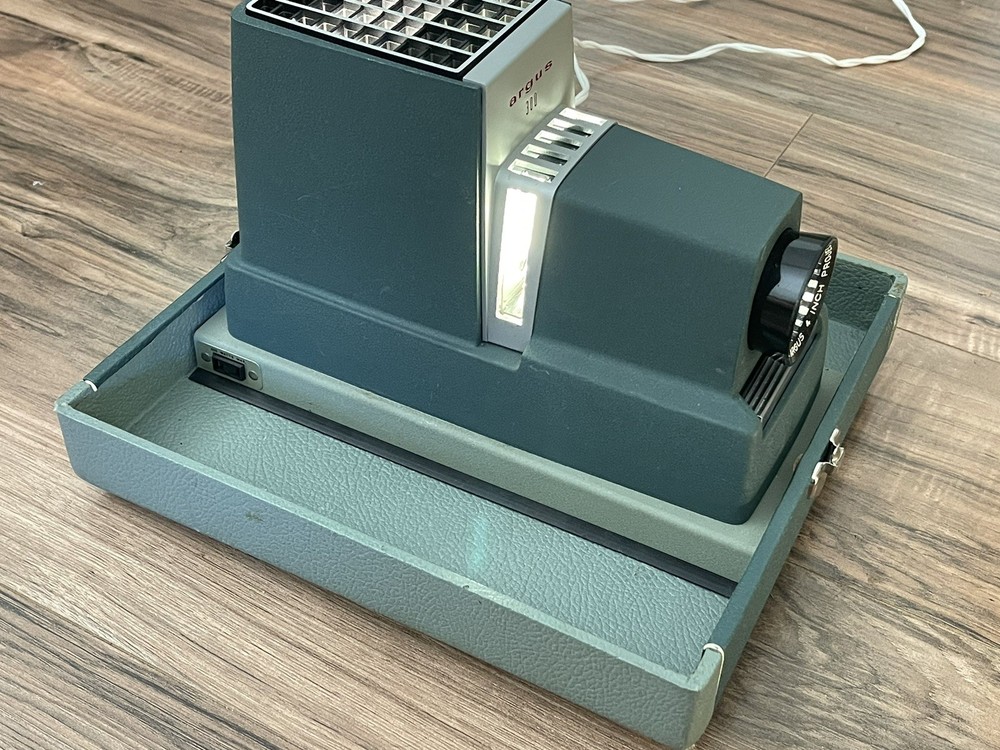 Impeccable Argus 300 Slide Projector with Automatic Slide Changer