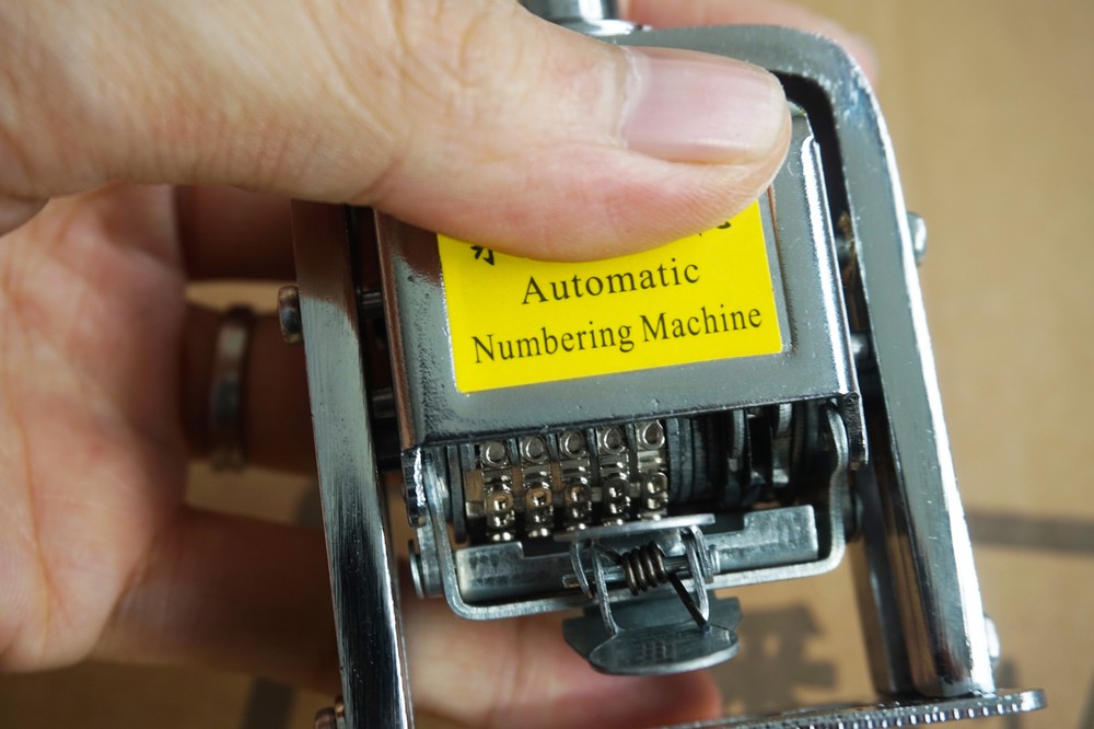 Self Inking 5 Digit Black Cap Stamping Automatic Numbering Machine Stick