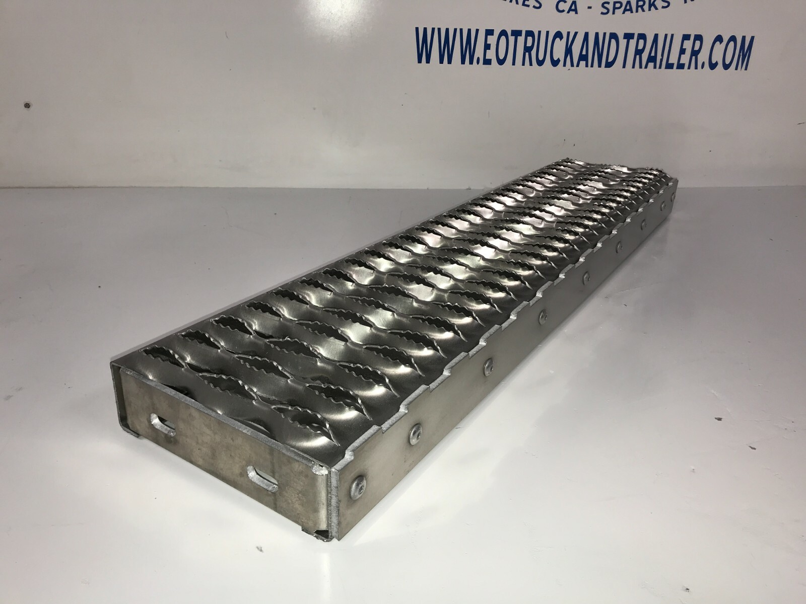 Peterbilt 379 389 Battery Box Top Step - Heavy Duty