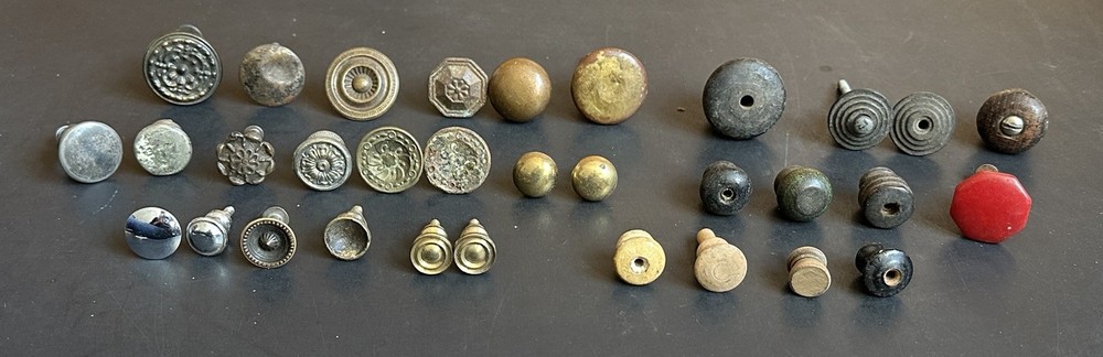 DS-272 THIRTY TWO (32) Antique Vintage Assorted Drawer Pulls Knobs