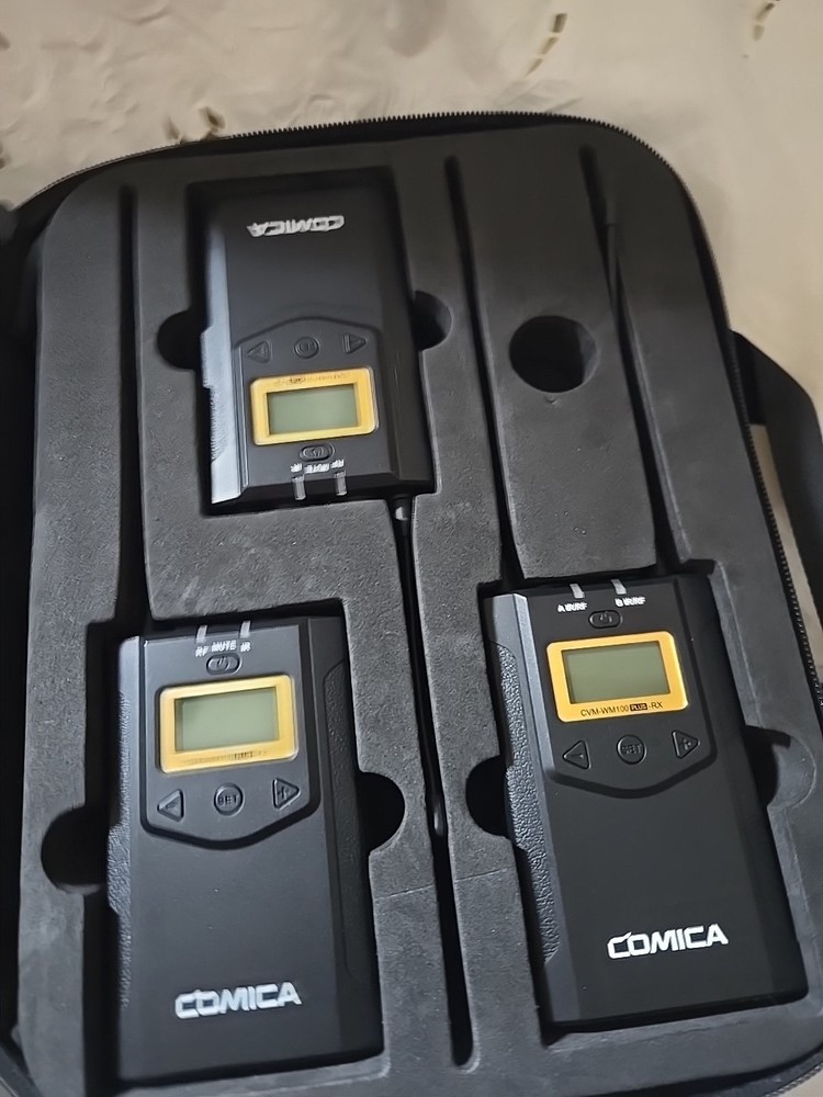 Comica CVM-WM100-PLUS RX Wireless Microphone system Case Mic USB Cable