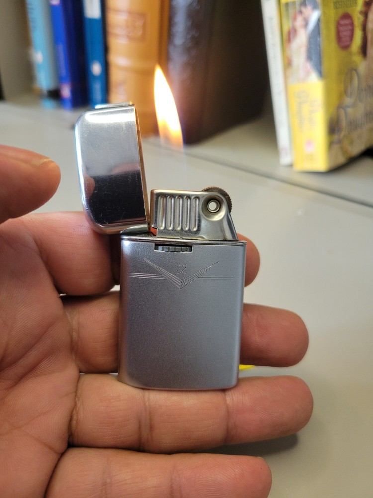 Vintage Ronson Varaflame Windlite Flip Lighter (WORKING)