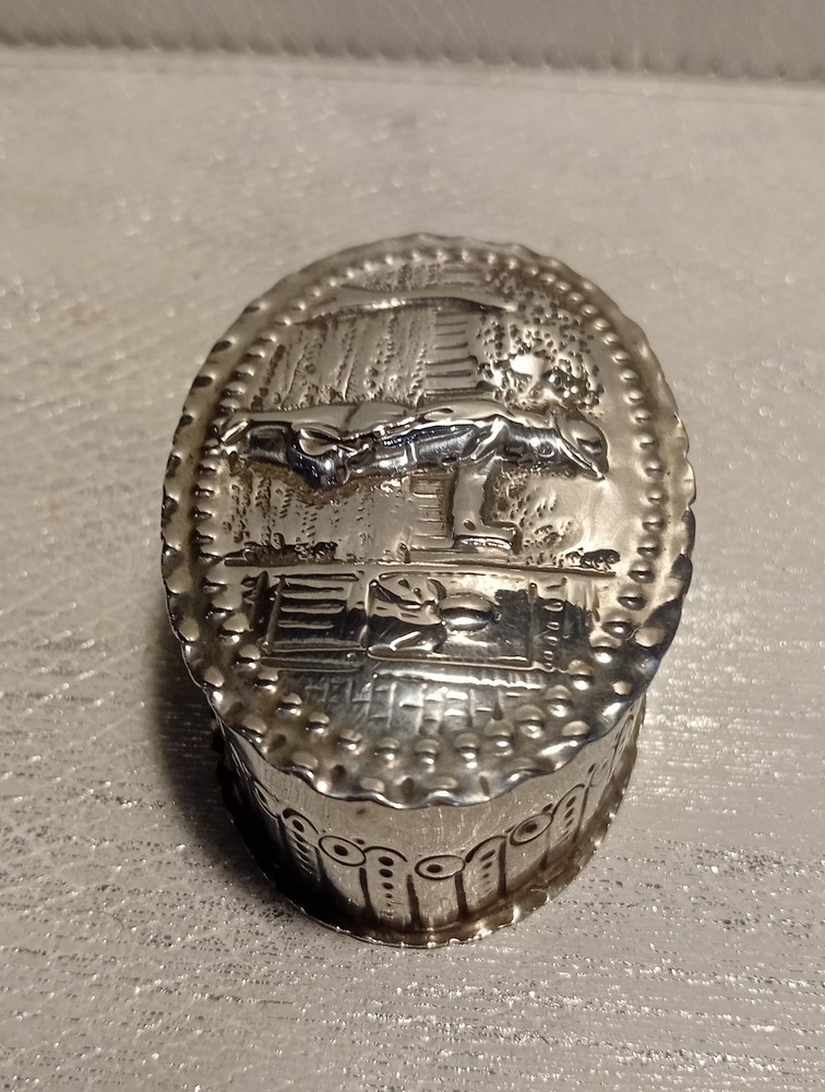 Solid Silver Repousse Snuff Box Early Victorian 43.71 Grams.