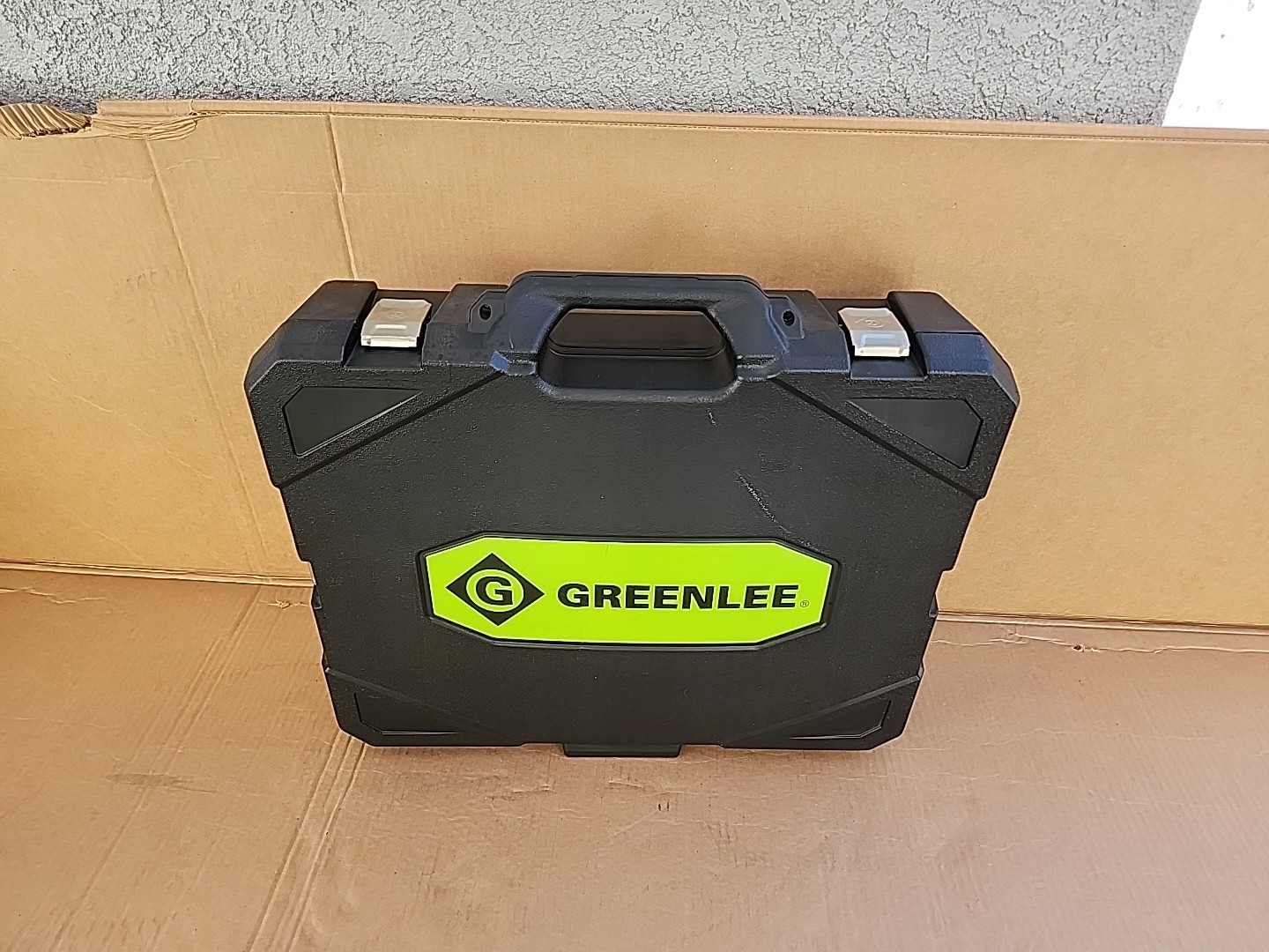 Greenlee Gator Cable Cutter ES32X Tool W/ 2 Batteries And Charger