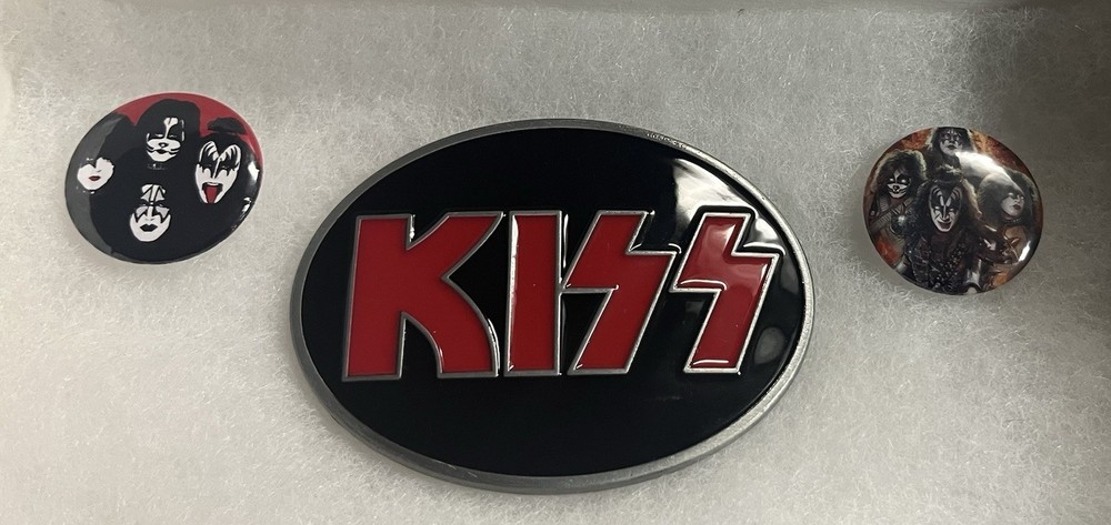 Kiss Lot of (3) Enamel Belt Buckle/Two 1 1/2 Buttons New See Description