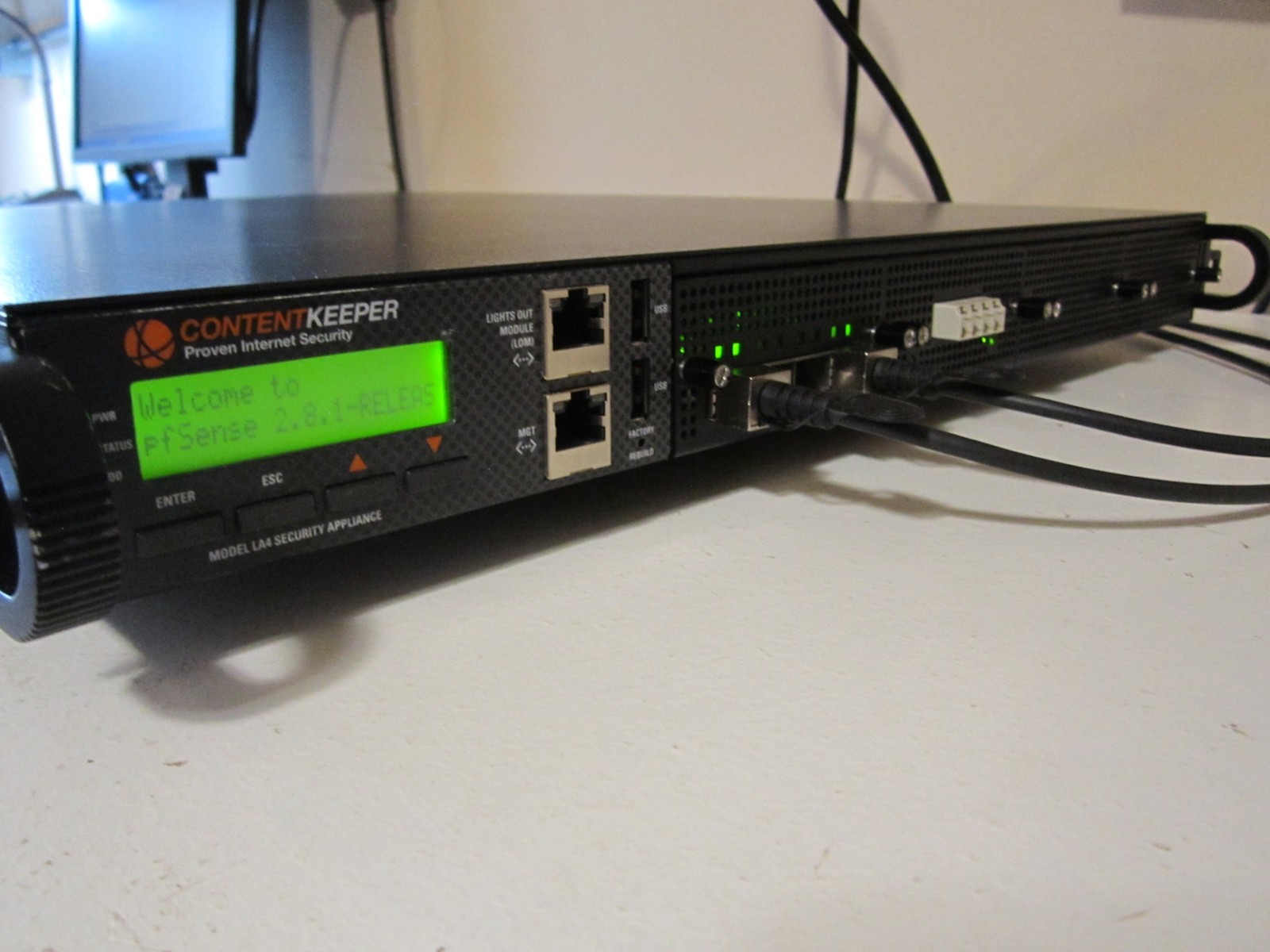 PfSense - 6x10Gb SFP+, 28 Cores, 32GB RAM, 64GB SSD, AES-NI (Lanner FW-8894)