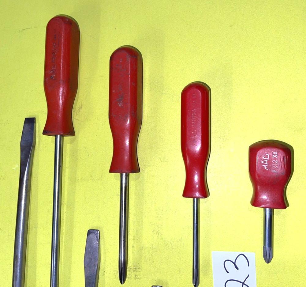 MAC TOOLS VINTAGE 9 PIECE ASSORTED RED HARD HANDLE SCREWDRIVER SET