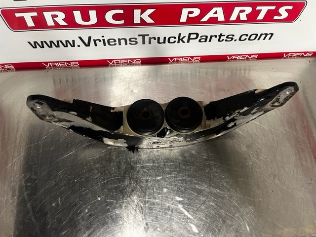 PETERBILT SUPPORT-ENGINE FRONT CAST ALUM 05-15046M002