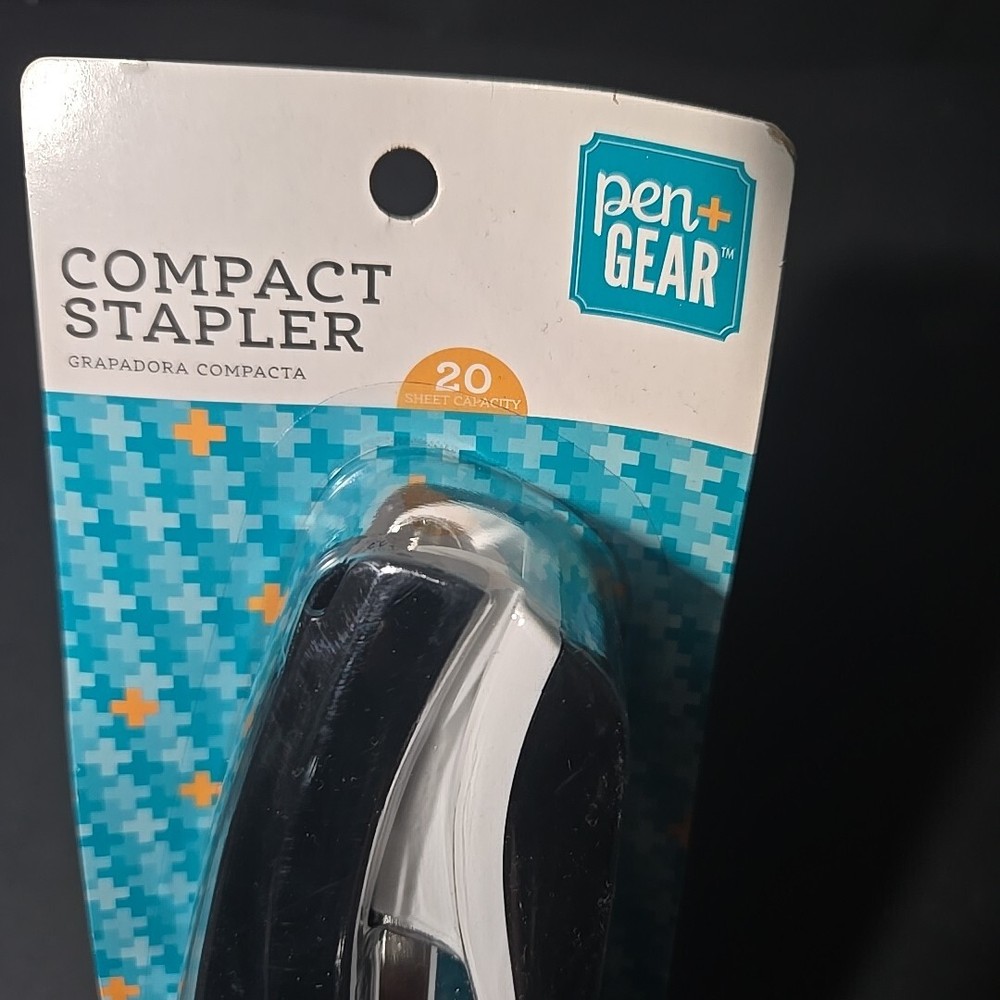 Pen+Gear Desk Stapler 20-Sheet Capacity Black Compact Stapler