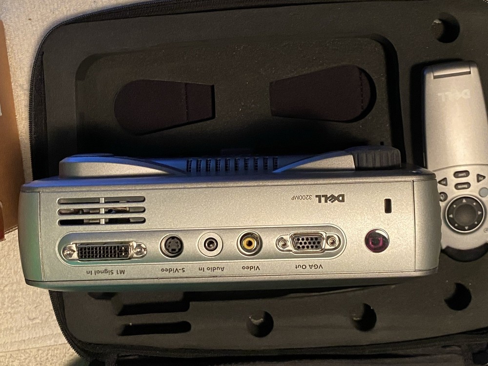 Dell 3200MP DLP PORTABLE FRONT PROTECTOR W/CABLES, CASE, REMOTE AND EXTRA BULB