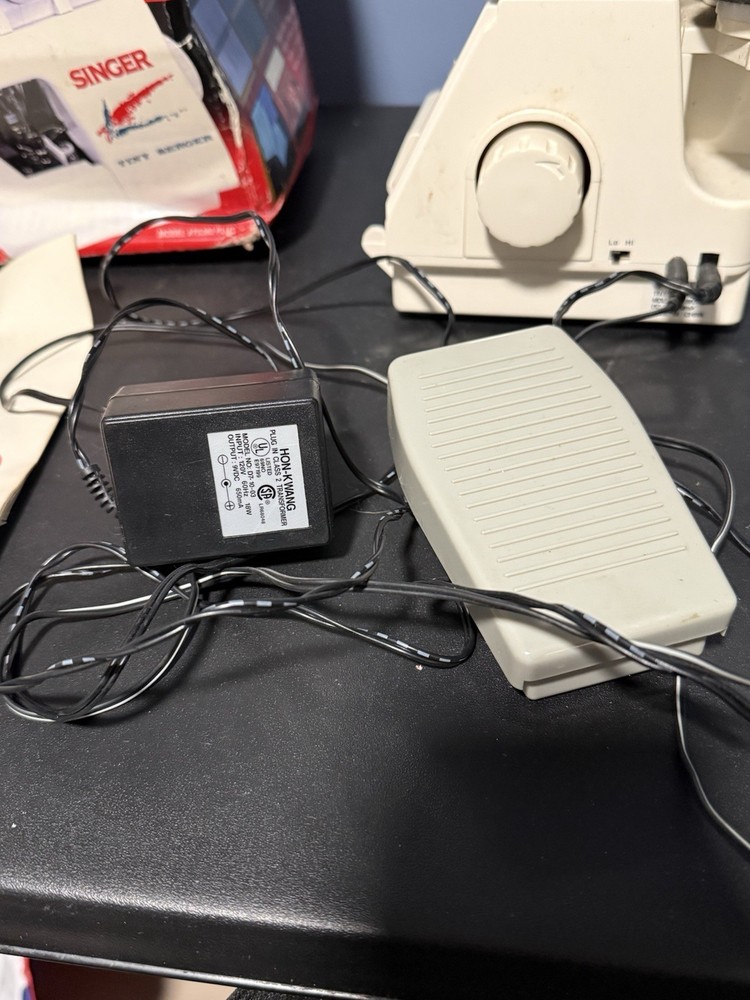 Singer Tiny Serger TS-380 Plus Overedge Sewing Machine