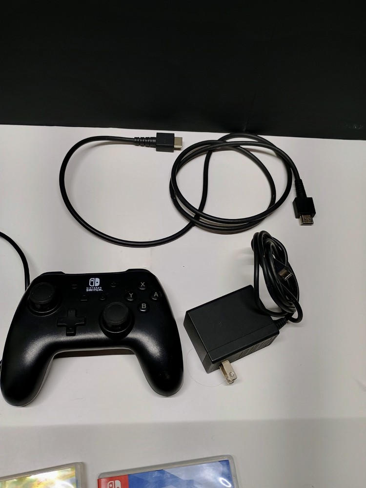 Nintendo switch docking station, 2 controllers and 5 empty cases tested & works