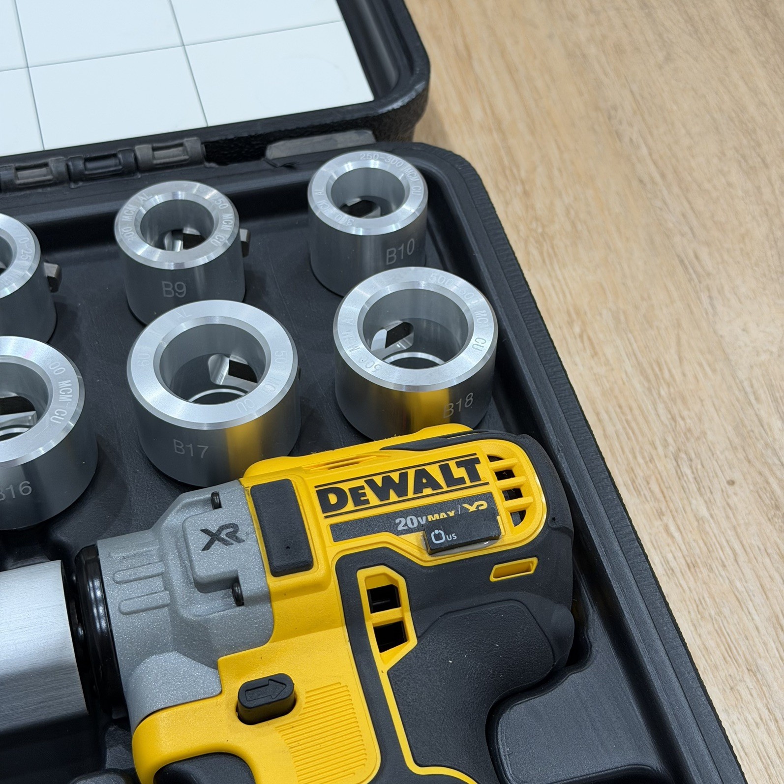 DeWALT DCE151TD1 20V MAX Cordless Cable Stripper Kit (New Open Box) size B3-B22