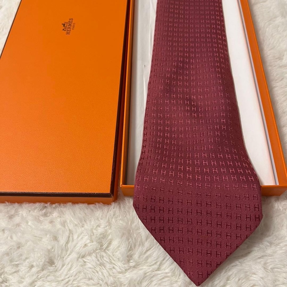 Excellent condition Hermes Tie H Pattern Fasone