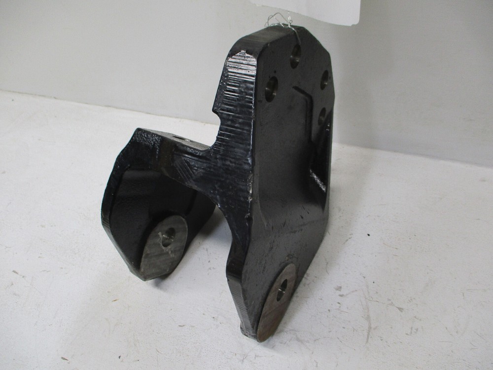 3541825C3 INTERNATIONAL FRONT SPRING SUPPORT MOUNT