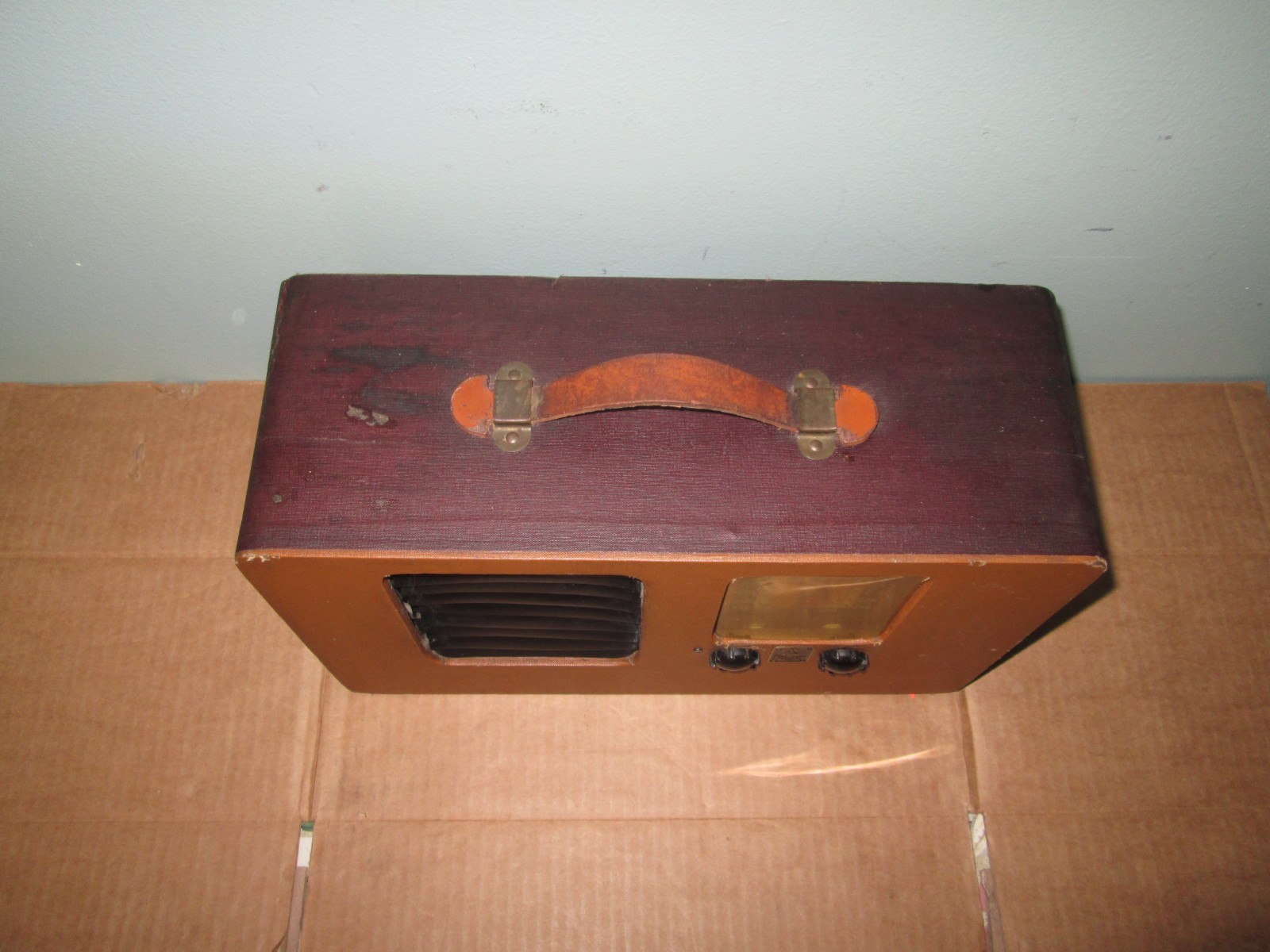 Vintage Emerson Suitcase AM Tube Radio AM Radio 1940's RARE