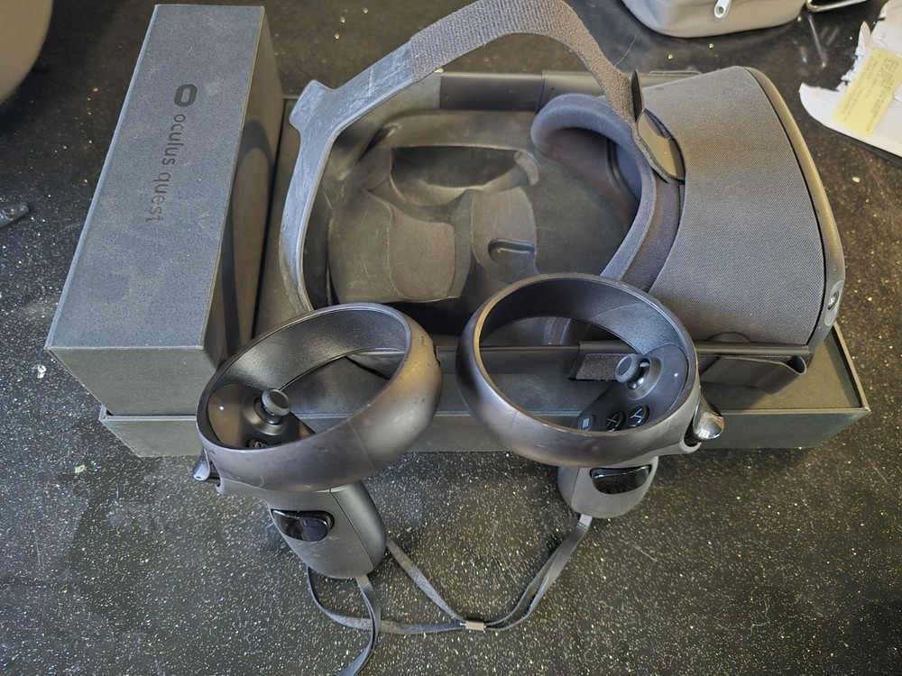 Oculus Quest VR Headset with Controllers PC & Console VR Headset 128GB