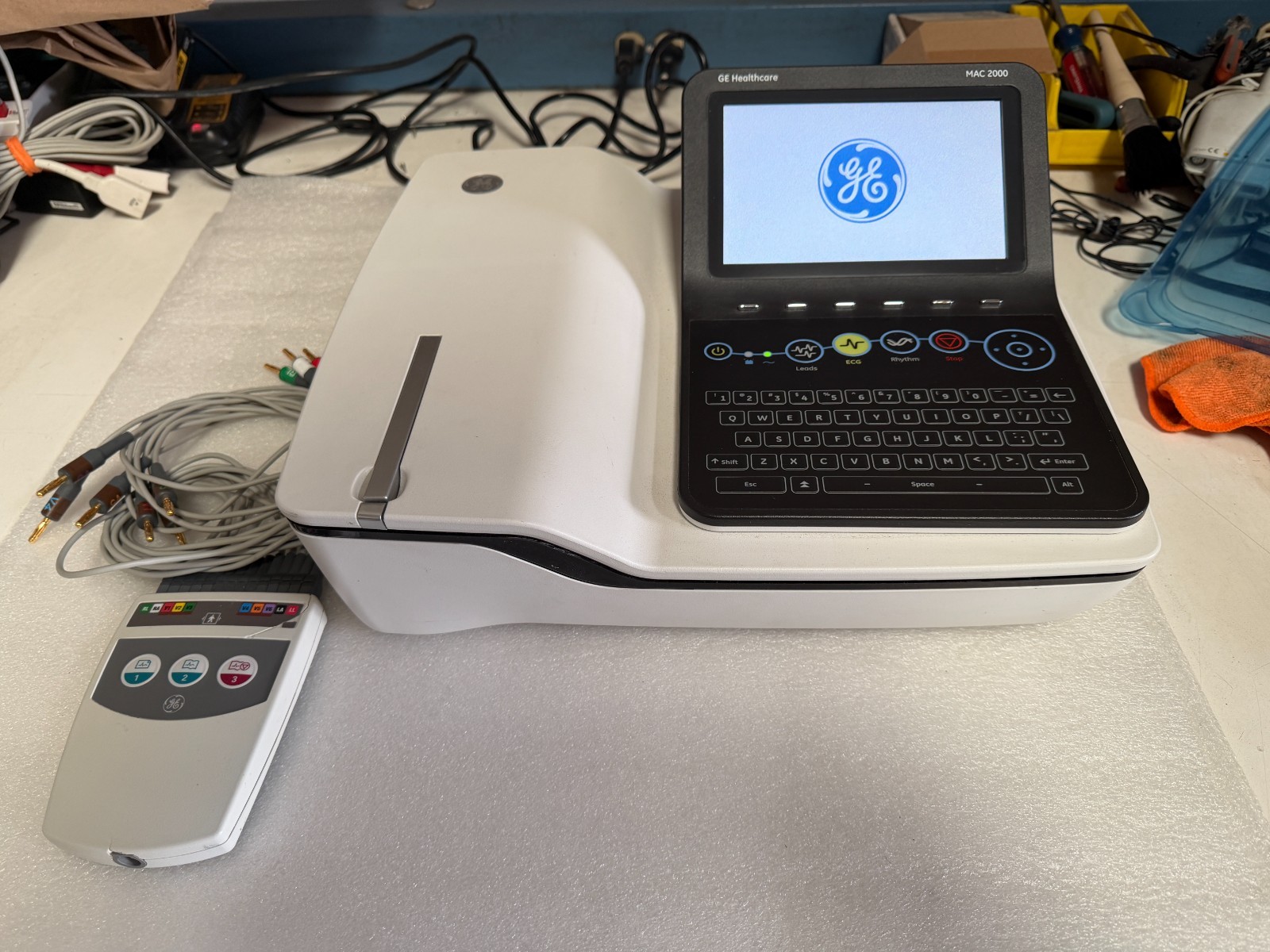 GE MAC 2000 12 Channel Interpretive Electrocardiograph w/12-lead ECG electrode