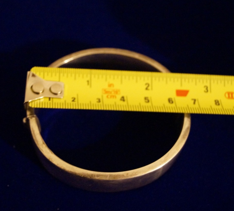 Solid Silver Hinged Ladies Etched Bangle - Birmingham, 1969 - 27.2g