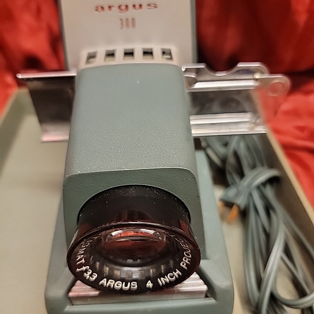 ARGUS 300 MODEL III working Vintage Slide Projector automatic w/ box case 1950's