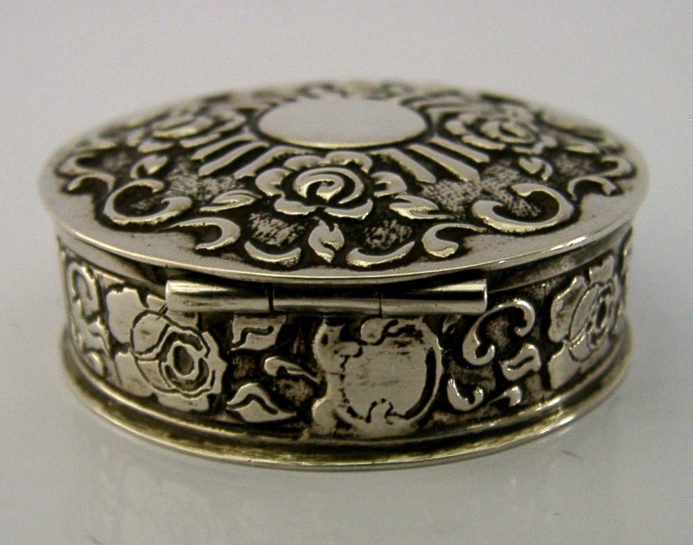 BEAUTIFUL SOLID SILVER ROSES PILL BOX c1950 26g