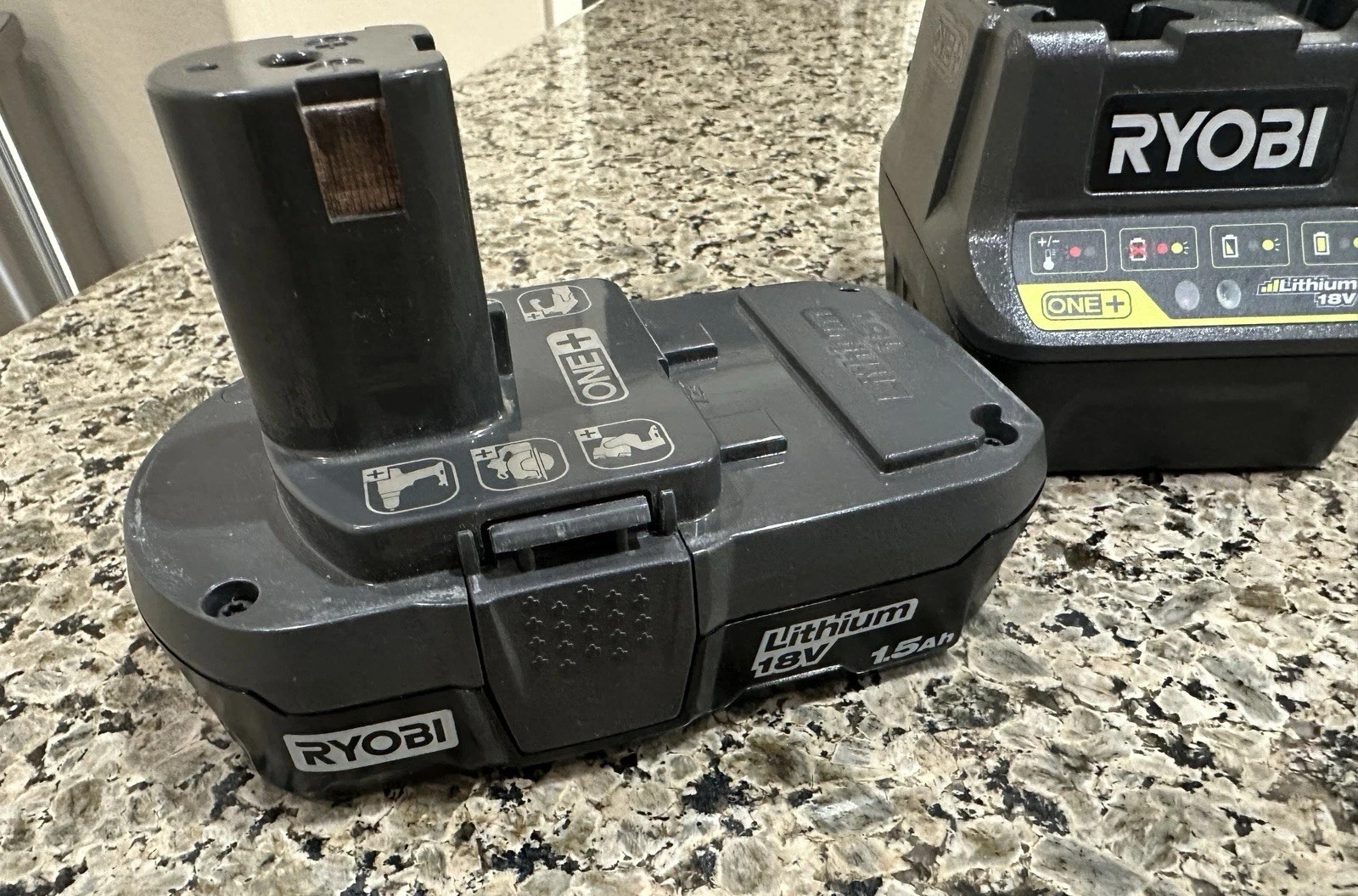 Ryobi 18V ONE+ P2606VNM Brushless 22" Cordless Hedge Trimmer w/ Battery &Charger