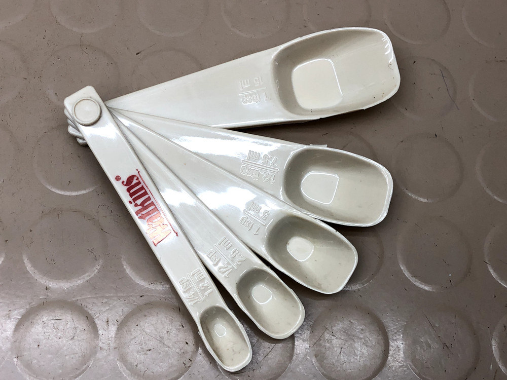 Vintage WHITE Measuring Spoons Ring Set