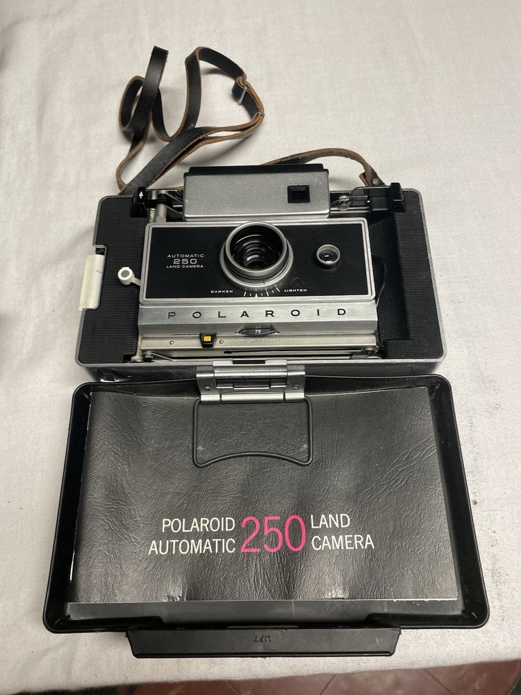 Vintage  Polaroid Automatic 250 Land Camera with Flash & Case UNTESTED