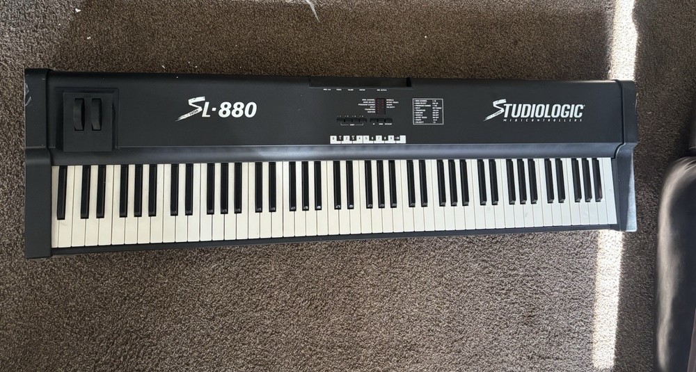 Studiologic SL-880 88-Key MIDI Keyboard Controller Pitch & Modulation Wheels