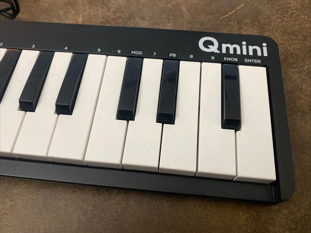 Alesis Qmini - Portable 32 Key USB MIDI Keyboard Controller with Velocity