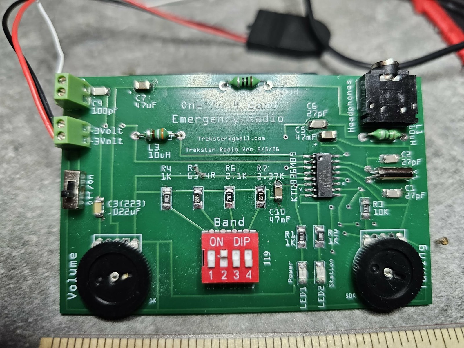 One IC 4 band Emergency Radio Kit. Receives AM FM SW1 SW2 It's a Fun DIY Kit !