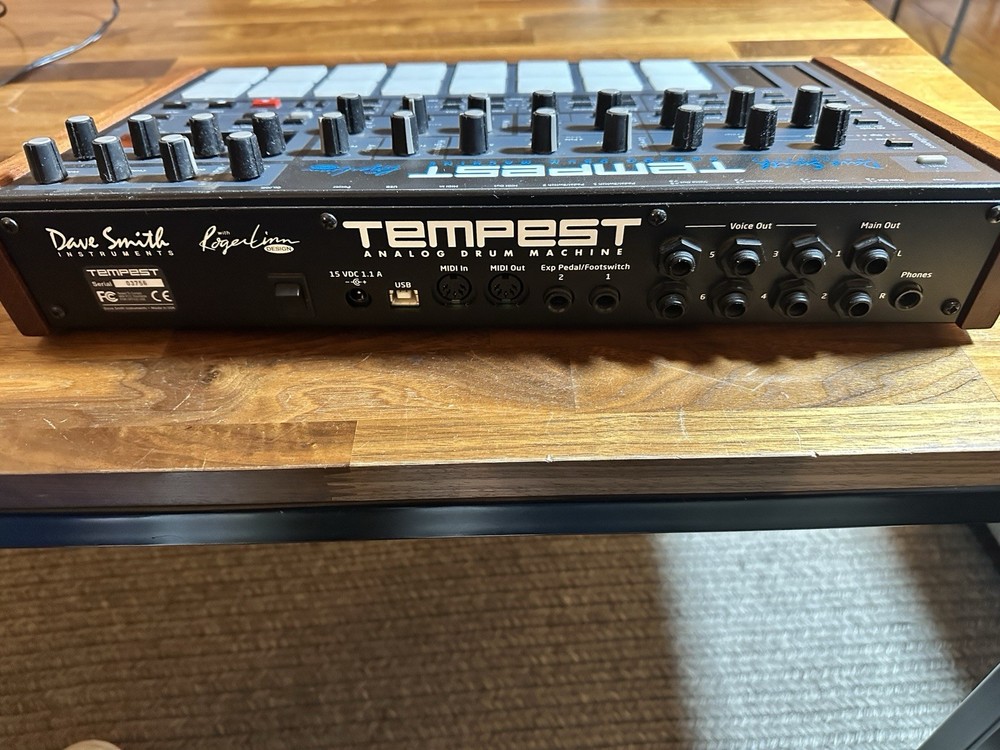 Dave Smith Instruments TEMPEST analog DRUM MACHINE DSI
