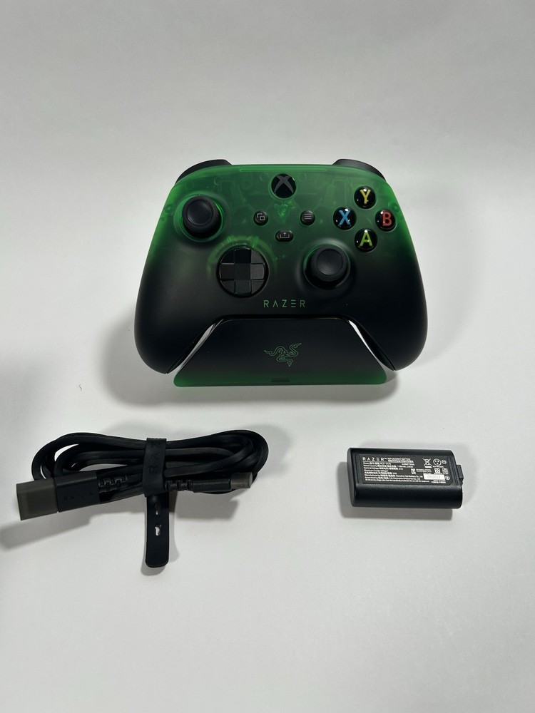 GC504 RAZER WIRELESS CONTROLLER & QUICK CHARGING STAND FOR XBOX- USED