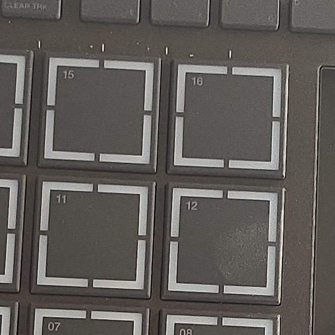 Akai Sampler & Sequencer Digital 16 Pads Touchscreen Built-in Effects Black