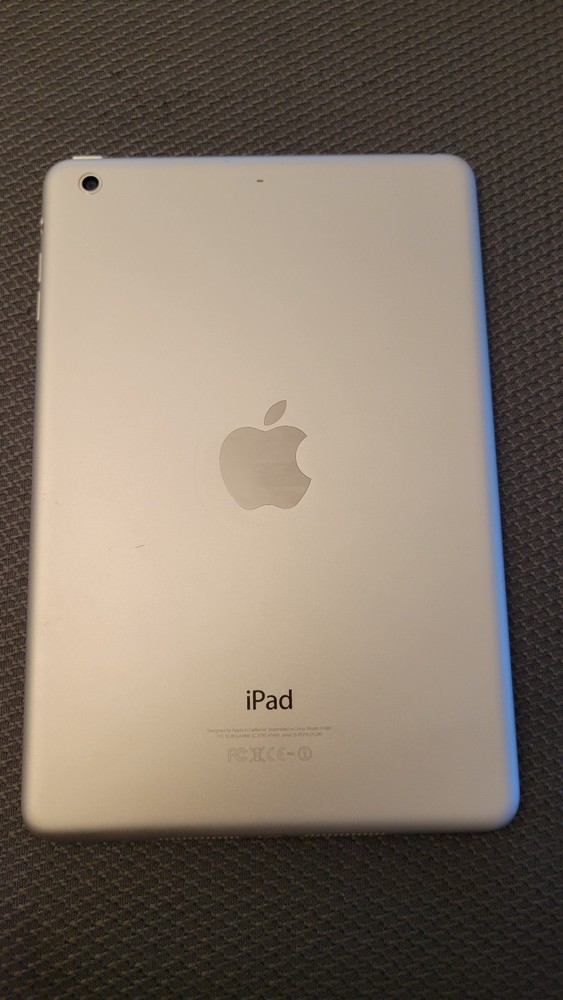 Apple iPad mini 2 – 32GB – Silver – Wi-Fi – Fully Reset – Excellent Condition