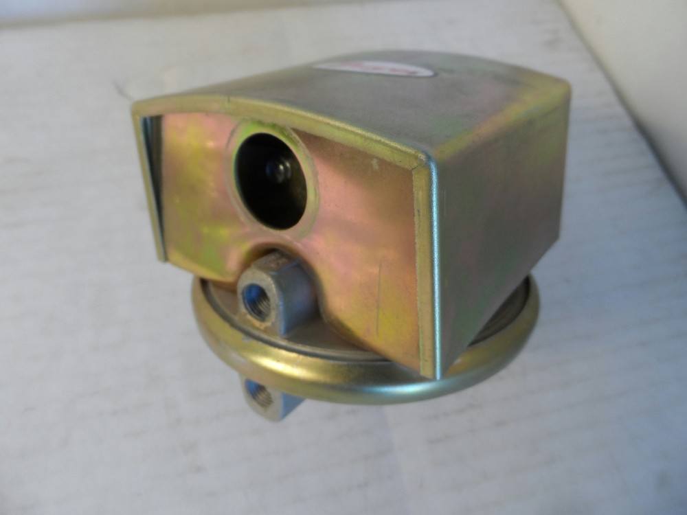 Dwyer 1820-2 Pressure Differential Switch SPDT 10 PSI