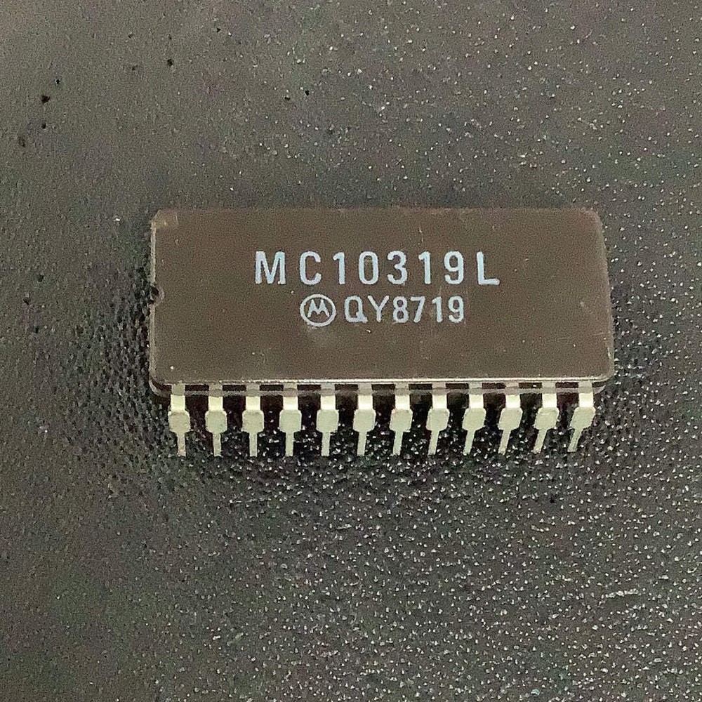 MC10319L - MOTOROLA - 8–bit high speed parallel flash A/D converter