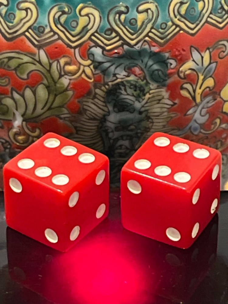 Old marbled red bakelite 5/8" backgammon dice 100224@
