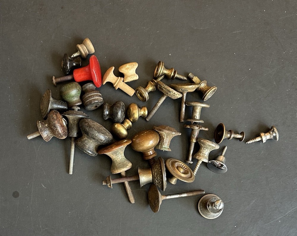 DS-272 THIRTY TWO (32) Antique Vintage Assorted Drawer Pulls Knobs