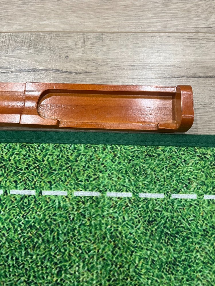 Golf Practice Putting Mat / Green color / Ball return rail / Barely used