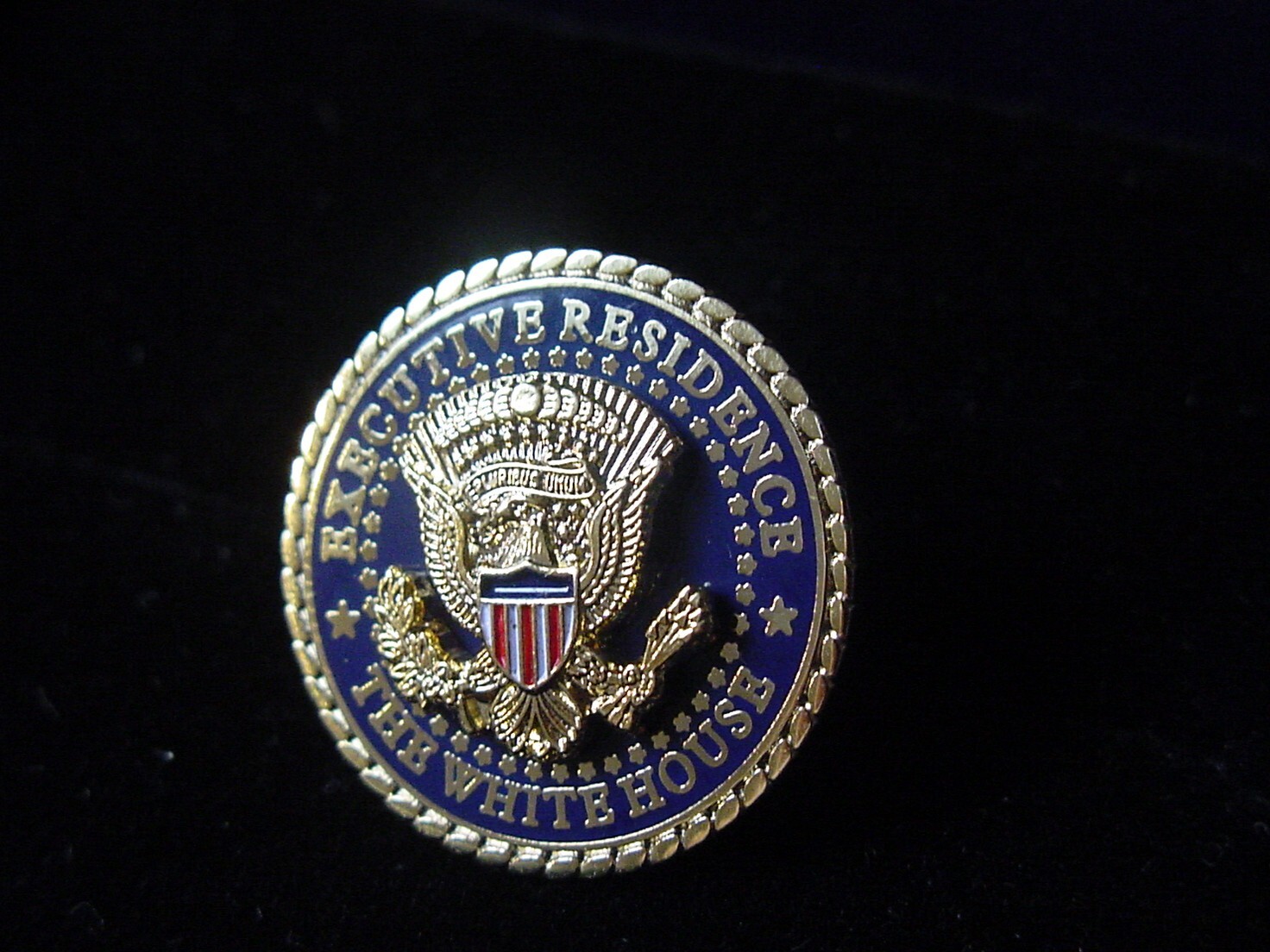 Presidential  Official Issued White House Executive Residence Lapel Pin-Free Sh.