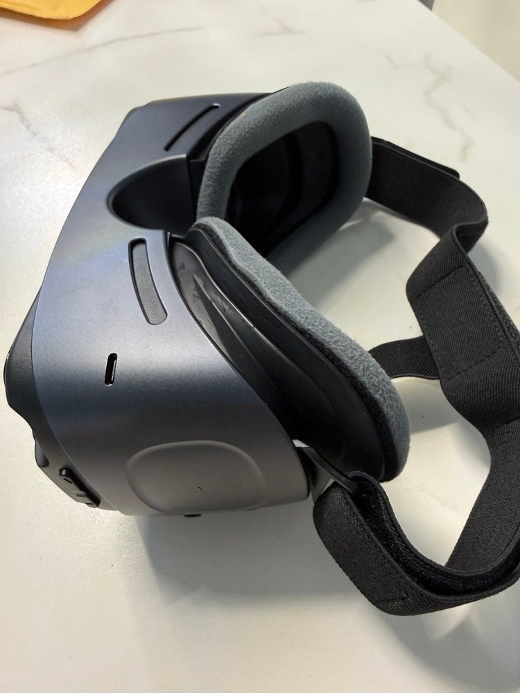 Samsung Gear VR w/ Controller model SM – R324NXZAAXAR