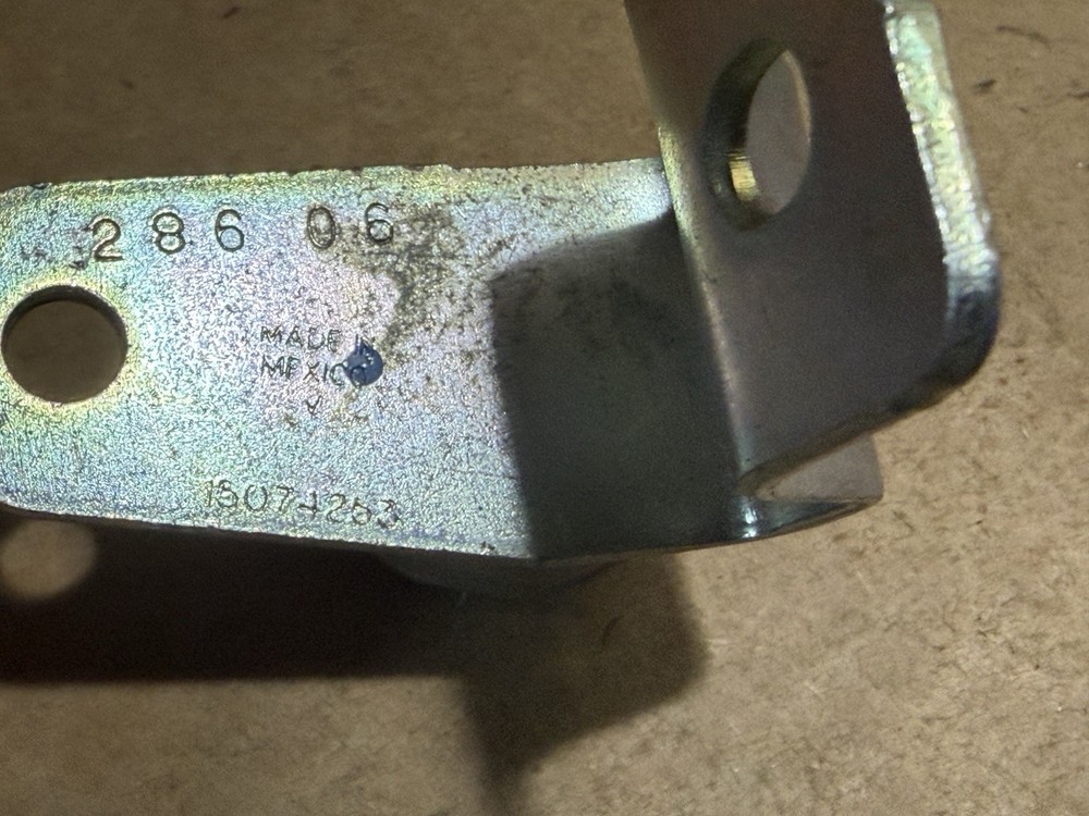 GM 15074253 Left Driver Side Tailgate Hinge Cup -- 1999-2007 Silverado -- NOS
