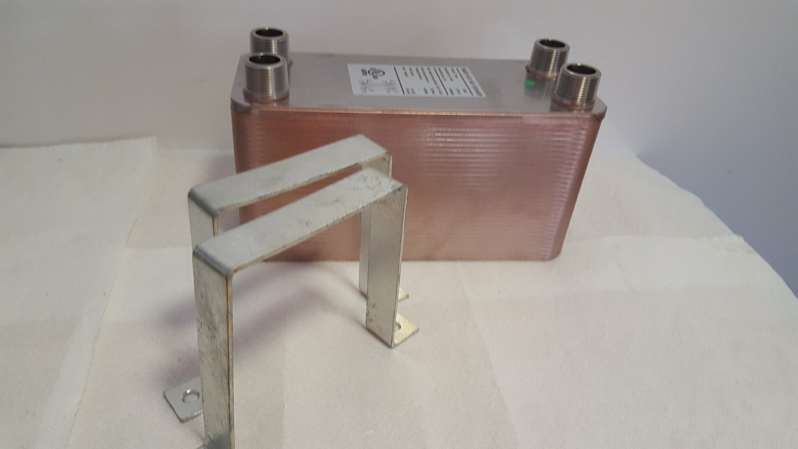 50 Plate Water to Water Brazed Plate Heat Exchanger 1" MPT Ports w/ Brackets