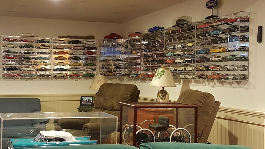 Model Car Diecast Display Case 1/18 scale 12 car Compartment