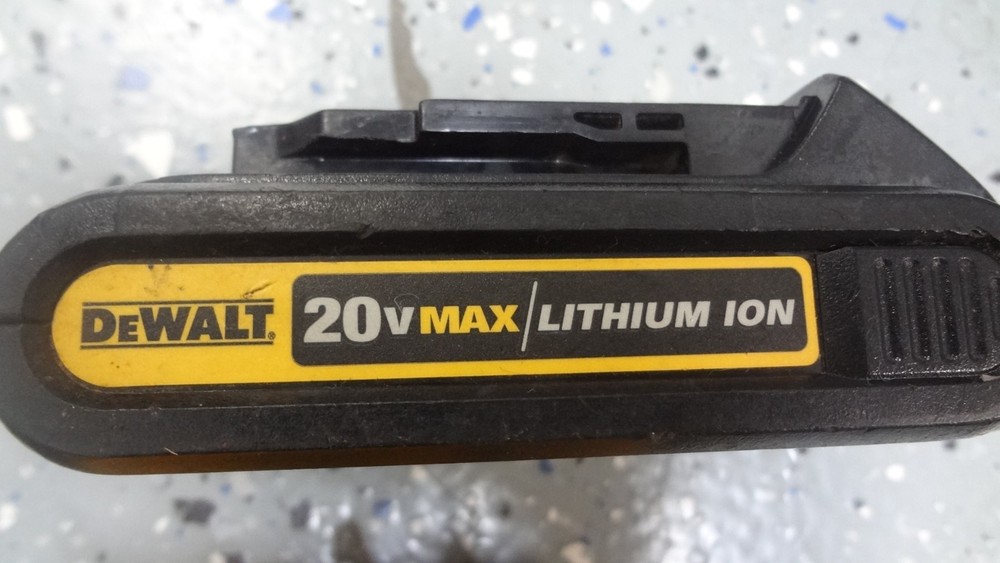 DeWalt 1/4" Impact Driver 20V DCF809 Kit
