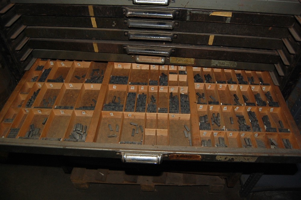 Type cabinet 24 draws bookbinding hot stamping full with type