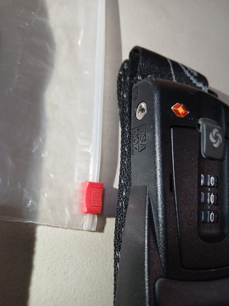 2 Samsonite TSA-approved 3-digit combination luggage strap lock.