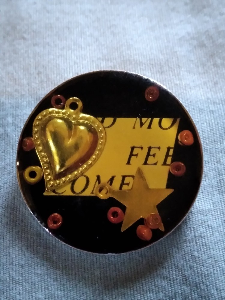 4 Vintage Junque Deco Plastic On Metal Buttons.